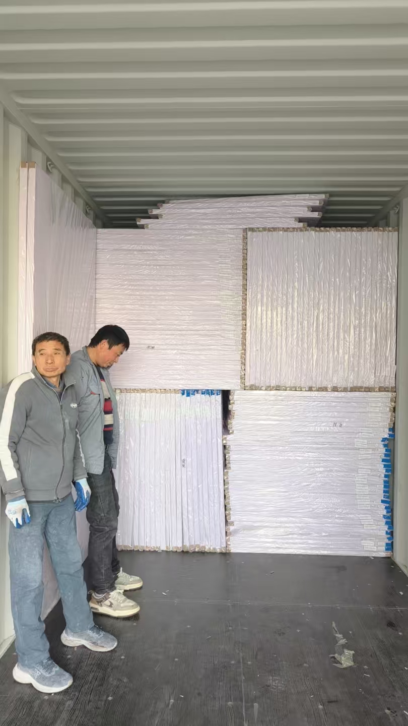 Expédition occupée de planches en PVC, forte demande du marché