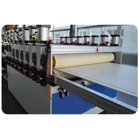 Machine de traction pour panneaux de mousse PVC